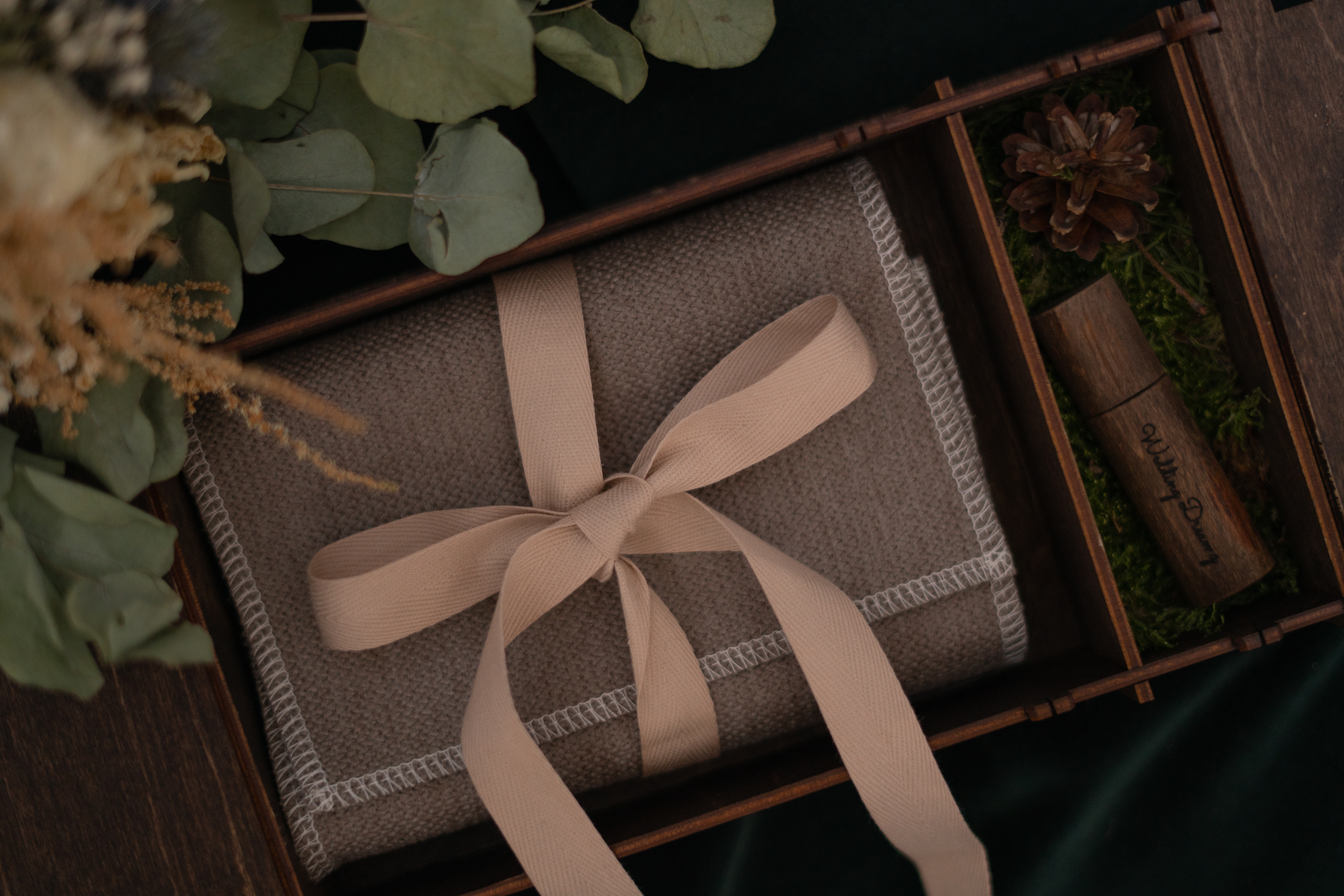 ein Hochzeitsgeschenk mit Schleife